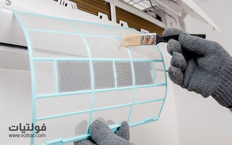 تنظيف المكيف بانتظام لتحسين الكفاءة